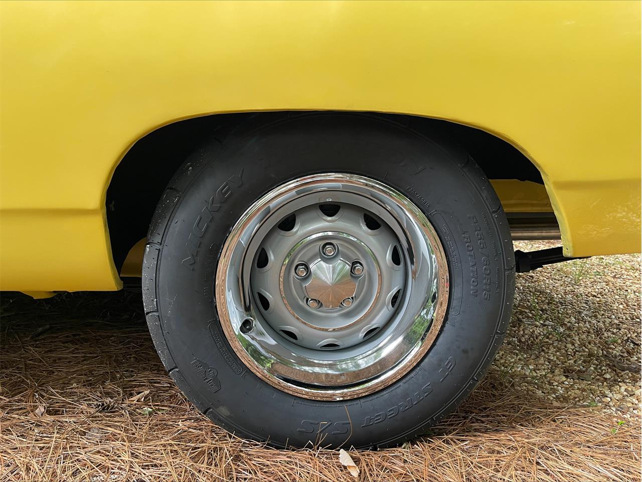 Plymouth-Road-runner-1969-Yellow-Black-23