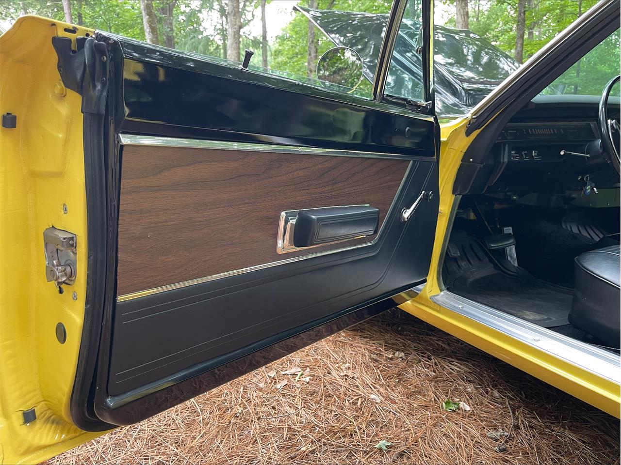 Plymouth-Road-runner-1969-Yellow-Black-27