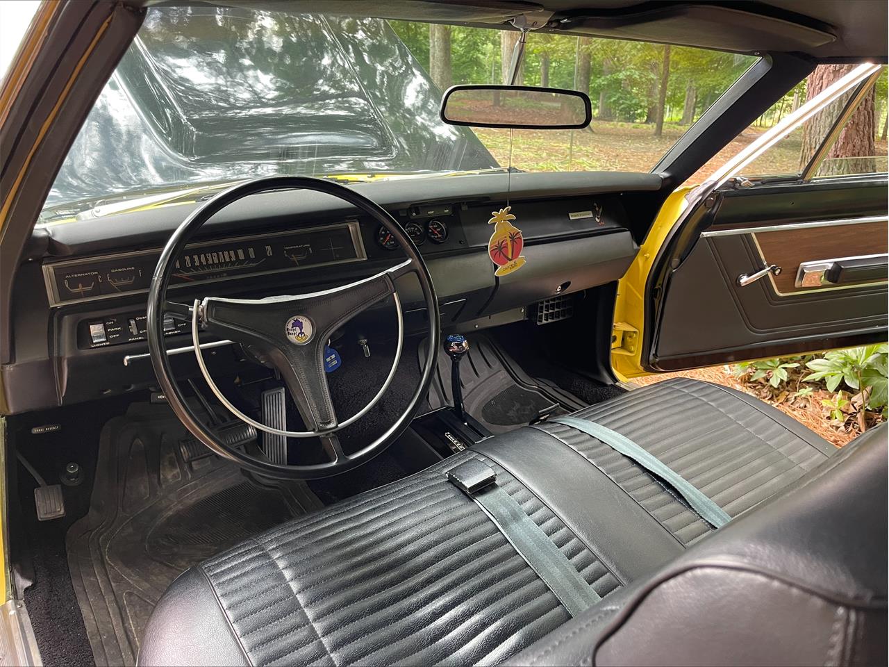 Plymouth-Road-runner-1969-Yellow-Black-3