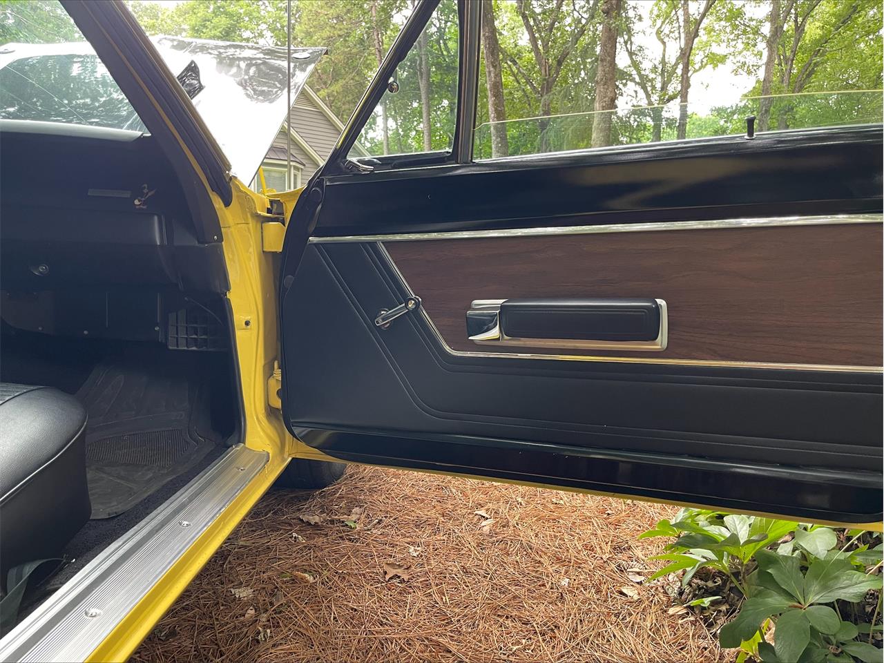 Plymouth-Road-runner-1969-Yellow-Black-5