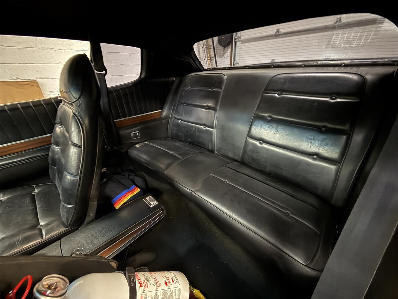 Plymouth-Road-runner-1974-White-Black-10