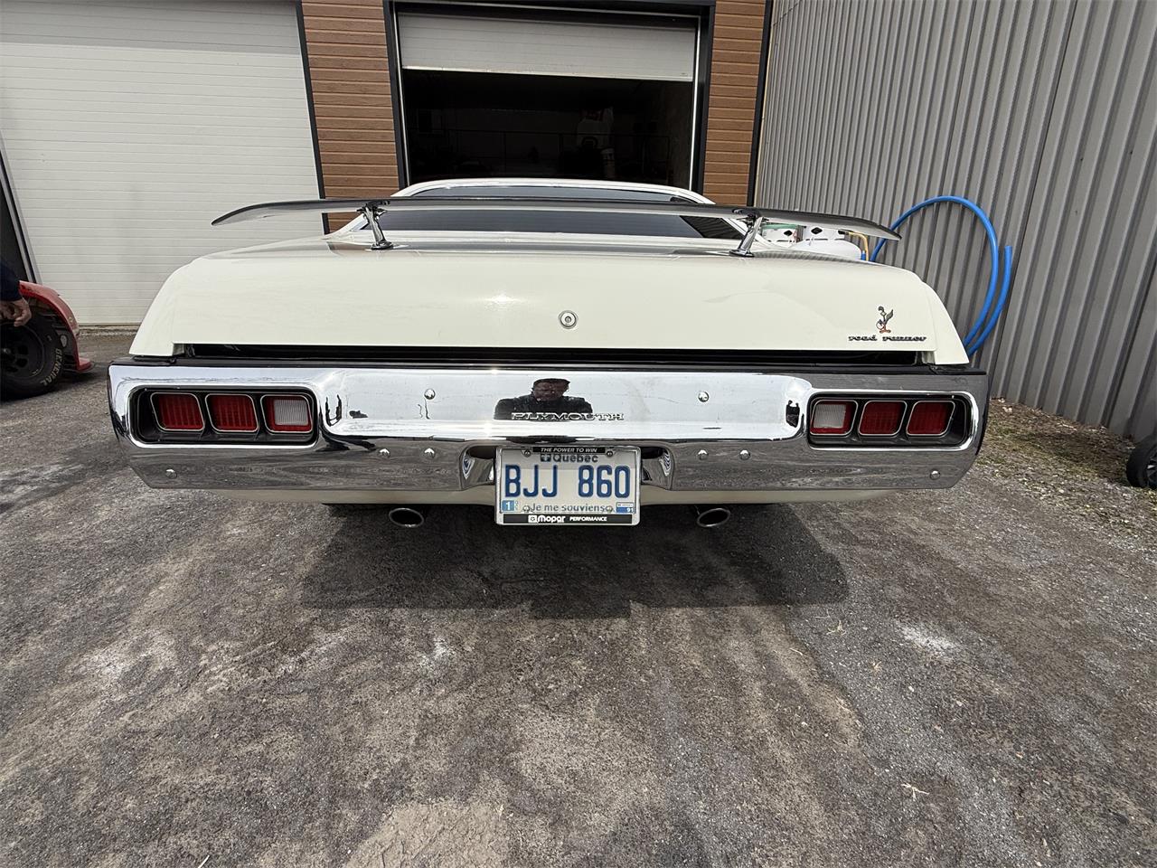Plymouth-Road-runner-1974-White-Black-11