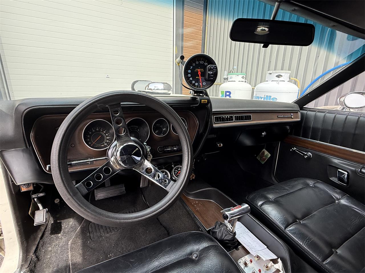Plymouth-Road-runner-1974-White-Black-16