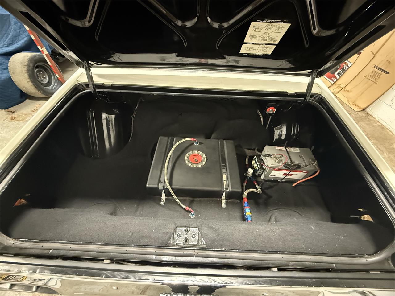 Plymouth-Road-runner-1974-White-Black-19