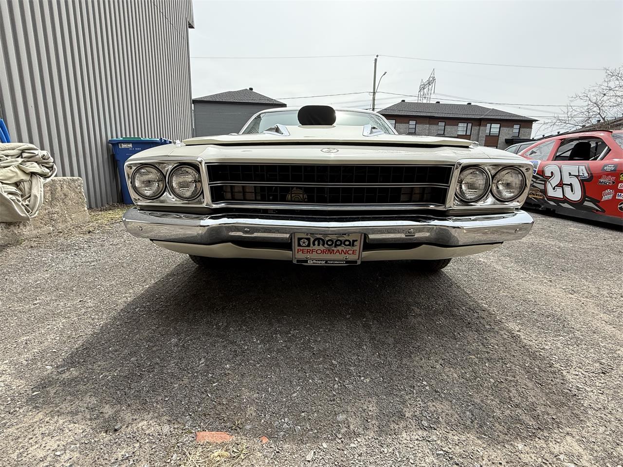 Plymouth-Road-runner-1974-White-Black-2