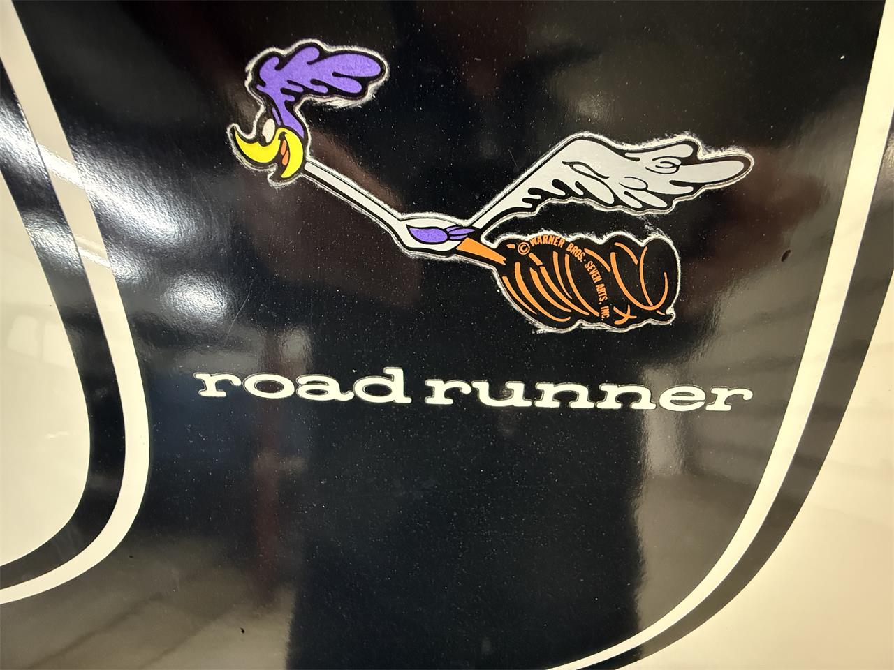 Plymouth-Road-runner-1974-White-Black-28