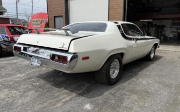 Plymouth-Road-runner-1974-White-Black-3