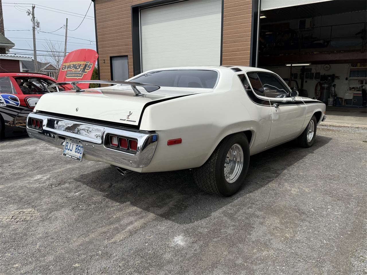 Plymouth-Road-runner-1974-White-Black-3