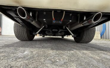 Plymouth-Road-runner-1974-White-Black-32