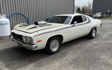 Plymouth-Road-runner-1974-White-Black