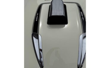 Plymouth-Road-runner-1974-White-Black-41