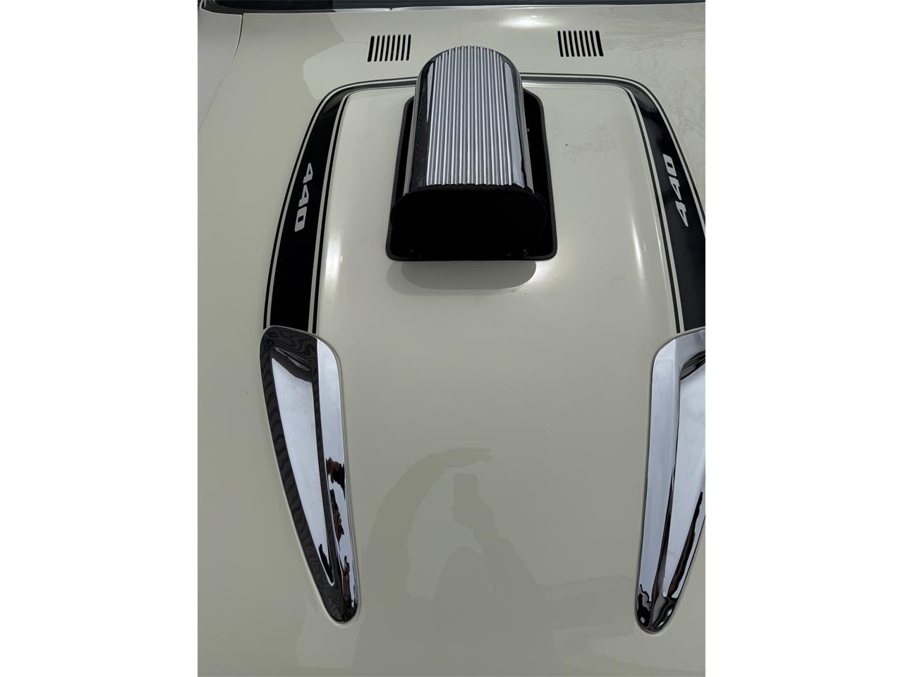 Plymouth-Road-runner-1974-White-Black-41