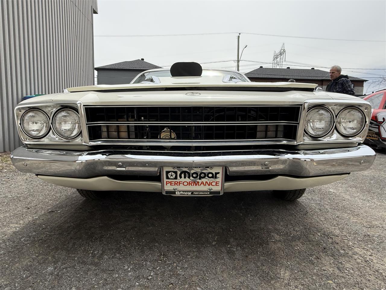 Plymouth-Road-runner-1974-White-Black-5