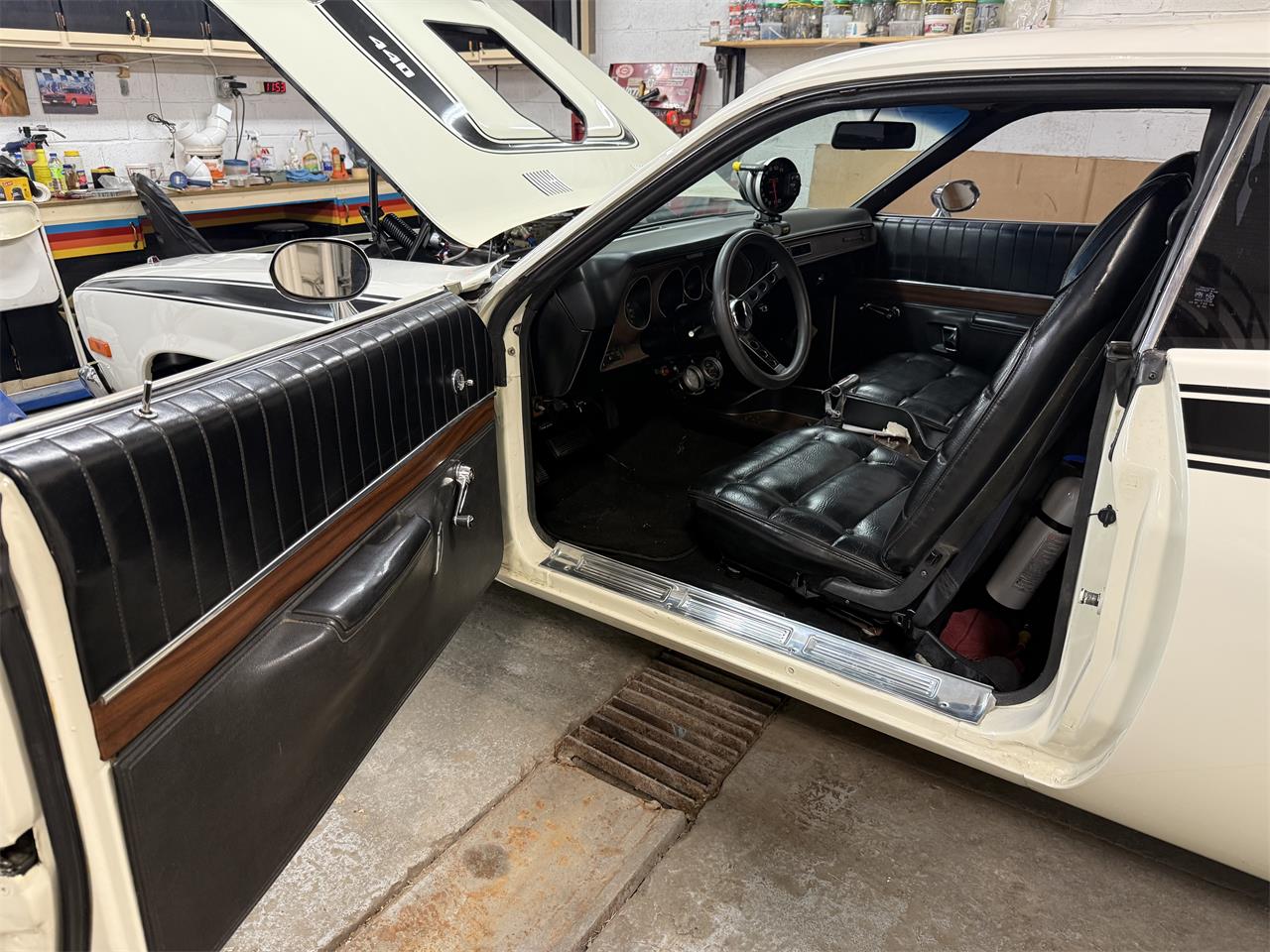 Plymouth-Road-runner-1974-White-Black-6
