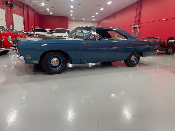 Plymouth-Roadrunner-1969-Jamaica-Blue-Metalli-White-3