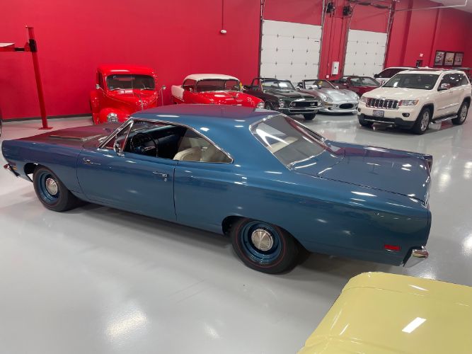 Plymouth-Roadrunner-1969-Jamaica-Blue-Metalli-White-4