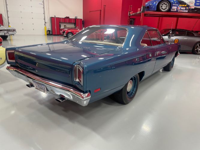 Plymouth-Roadrunner-1969-Jamaica-Blue-Metalli-White-7