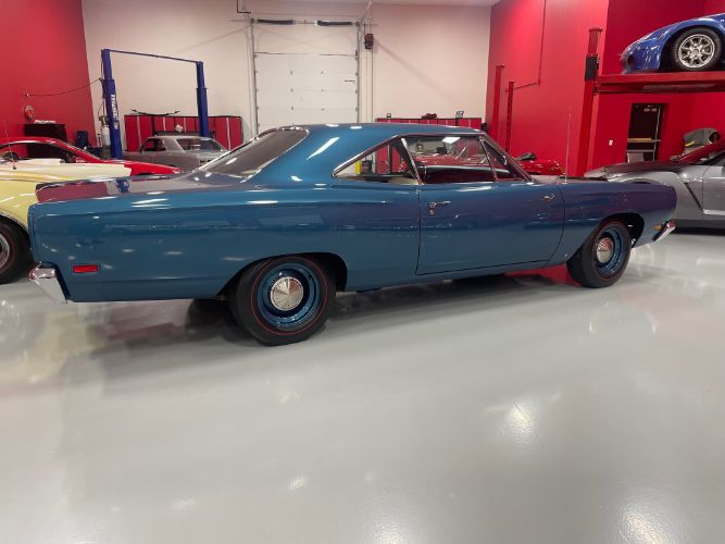 Plymouth-Roadrunner-1969-Jamaica-Blue-Metalli-White-8