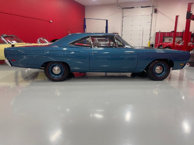 Plymouth-Roadrunner-1969-Jamaica-Blue-Metalli-White-9