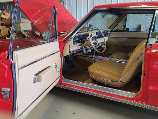 Plymouth-Satellite-1966-Red-Tan-7