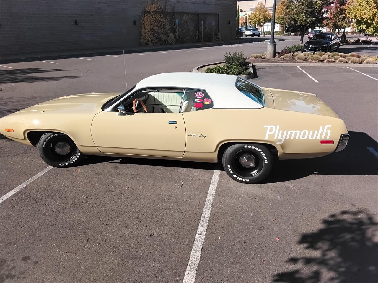 Plymouth-Satellite-1972-French-Vanilla-White-2