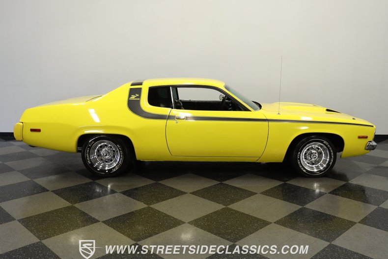 Plymouth-Satellite-1973-Yellow-Black-12
