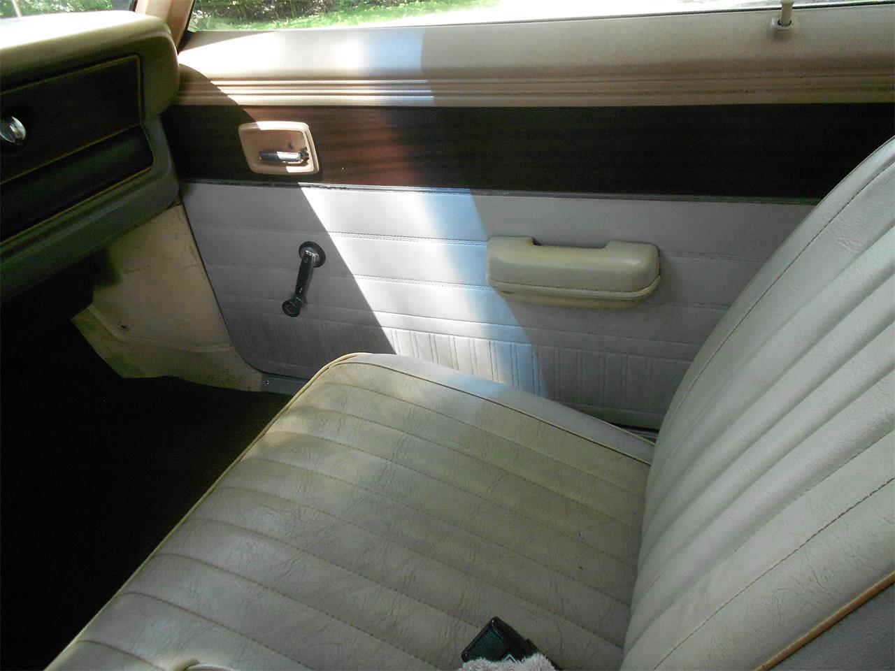 Plymouth-Scamp-1973-Harvest-Gold-White-12