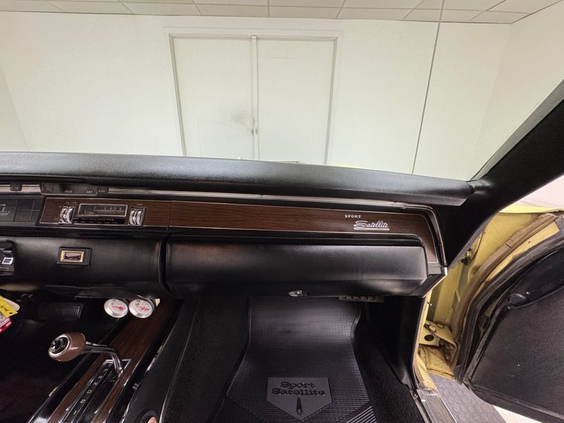Plymouth-Sport-satellite-1969-Pale-Yellow-Black-38