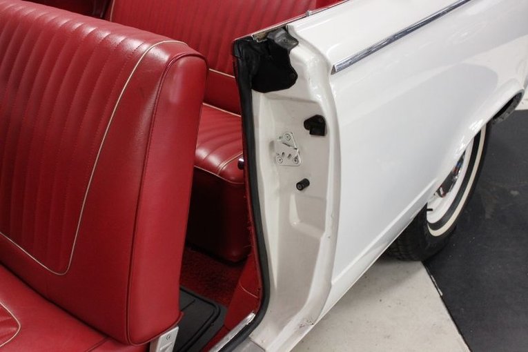 Plymouth-Valiant-1963-White-Red-28
