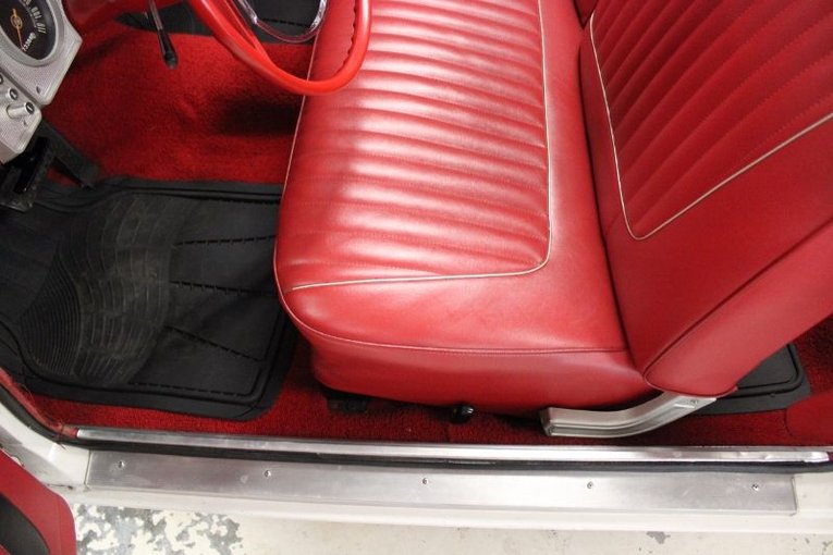 Plymouth-Valiant-1963-White-Red-29