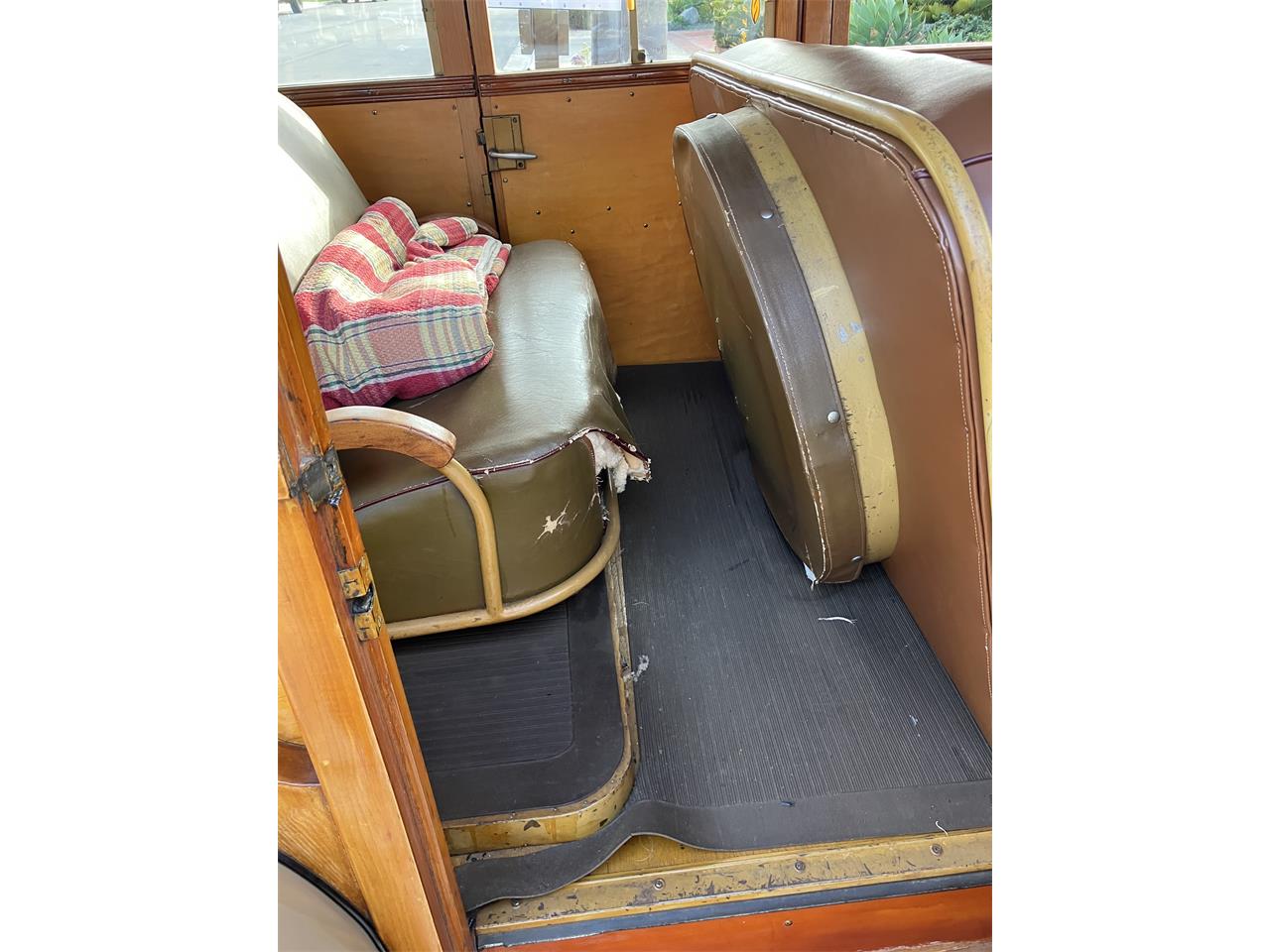 Plymouth-Woody-wagon-1940-Cocoa-Brown-Saddle-37
