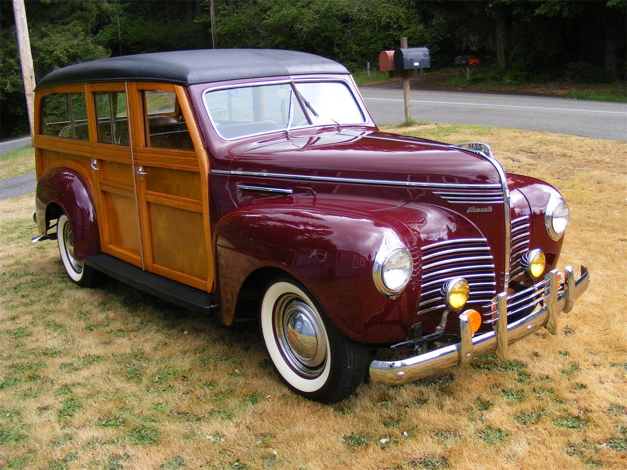 Plymouth-Woody-wagon-1940-Maroon-Brown-11