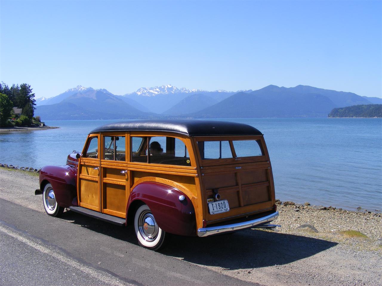 Plymouth-Woody-wagon-1940-Maroon-Brown-32