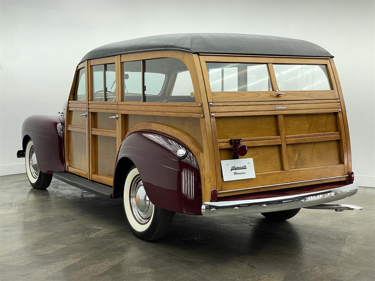 Plymouth-Woody-wagon-1940-Maroon-Brown-34