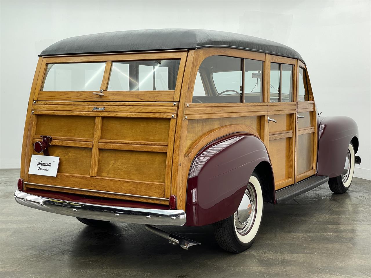 Plymouth-Woody-wagon-1940-Maroon-Brown-35