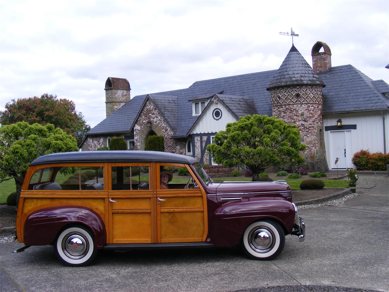 Plymouth-Woody-wagon-1940-Maroon-Brown-36