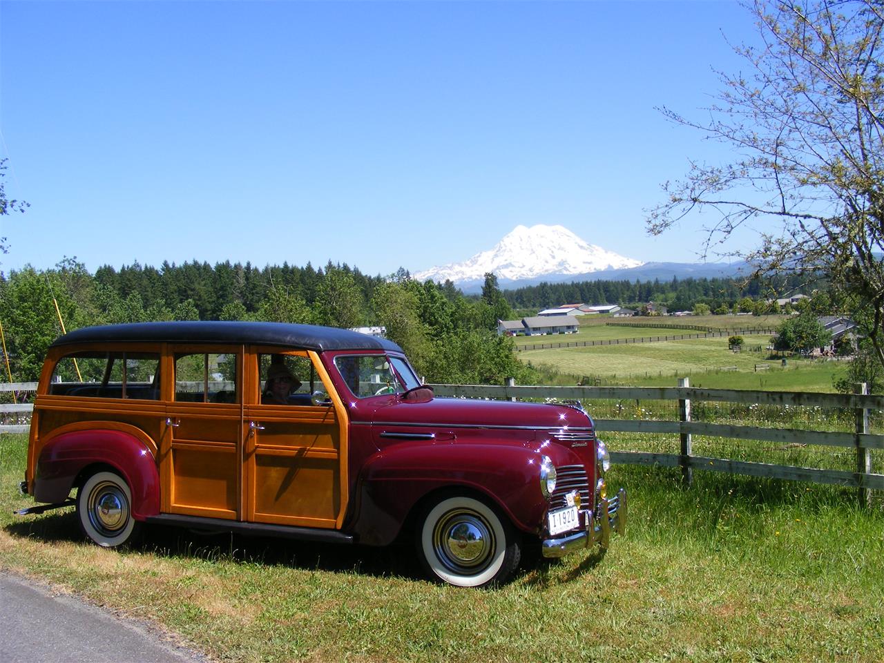 Plymouth-Woody-wagon-1940-Maroon-Brown-37