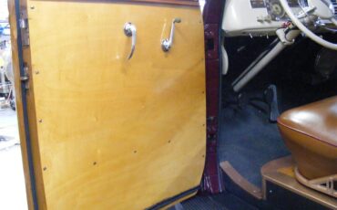 Plymouth-Woody-wagon-1940-Maroon-Brown-38