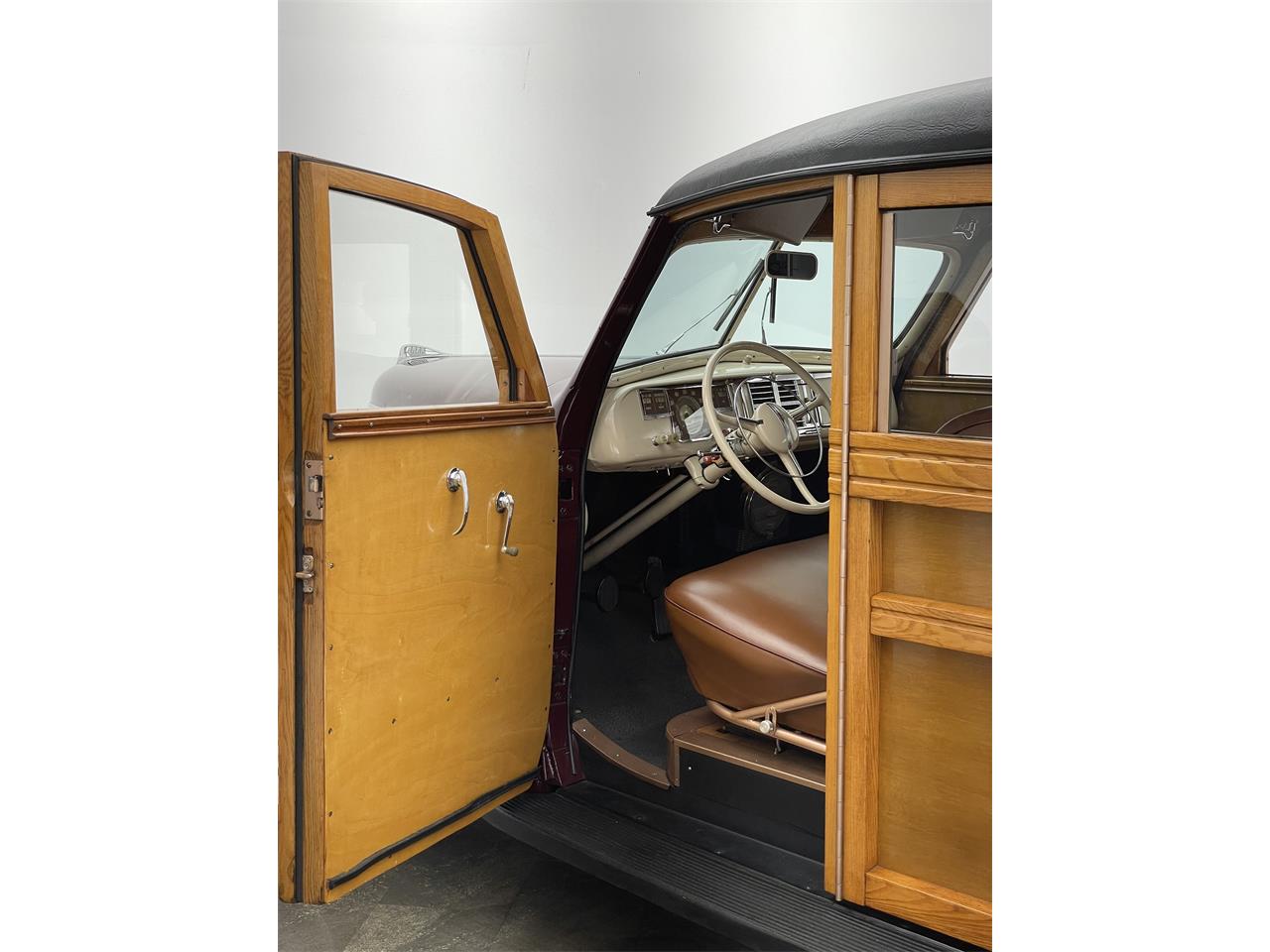 Plymouth-Woody-wagon-1940-Maroon-Brown-39