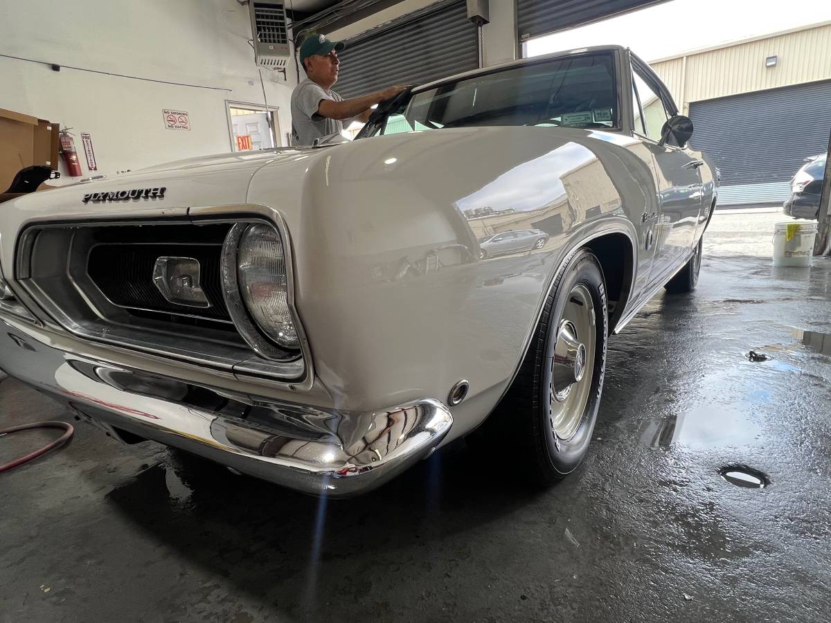 Plymouth-barracuda-1968-white-17