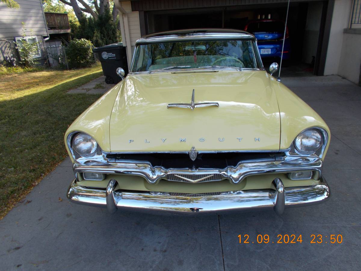 Plymouth-belvedere-1956-yellow-1