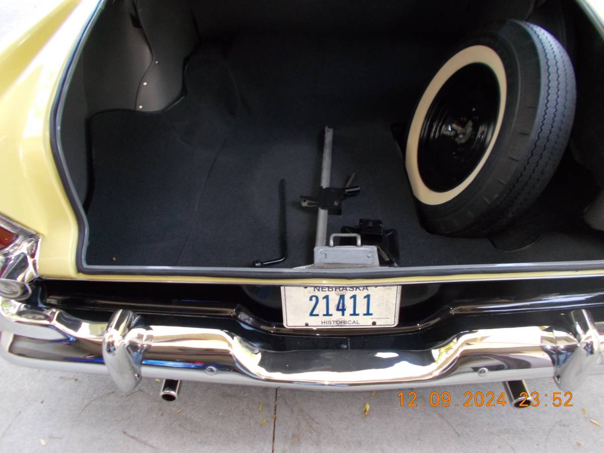 Plymouth-belvedere-1956-yellow-4