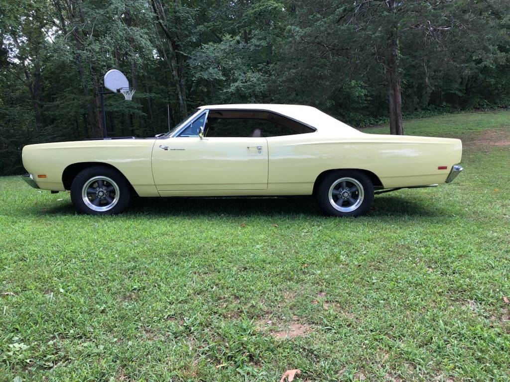 Plymouth-road-runner-1969-9