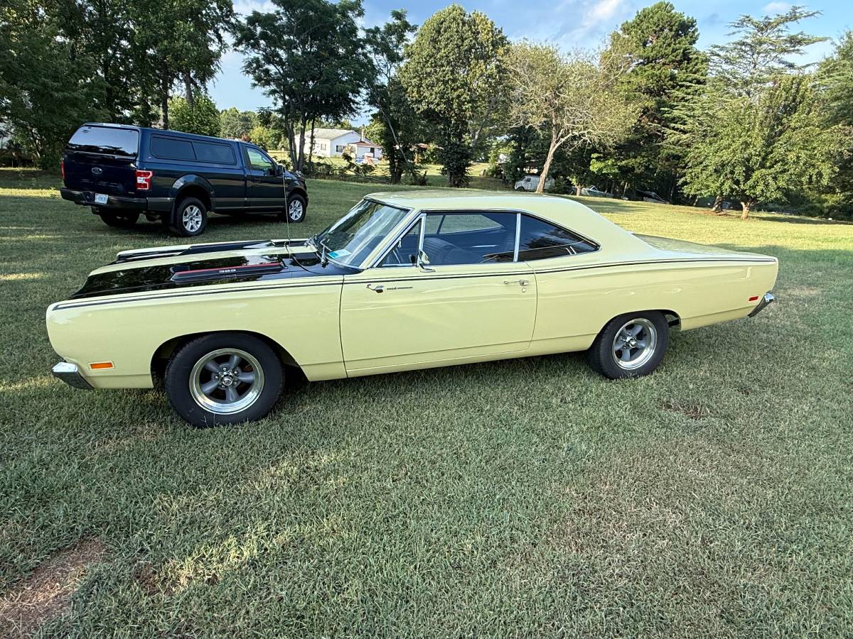 Plymouth-road-runner-1969-yellow-1