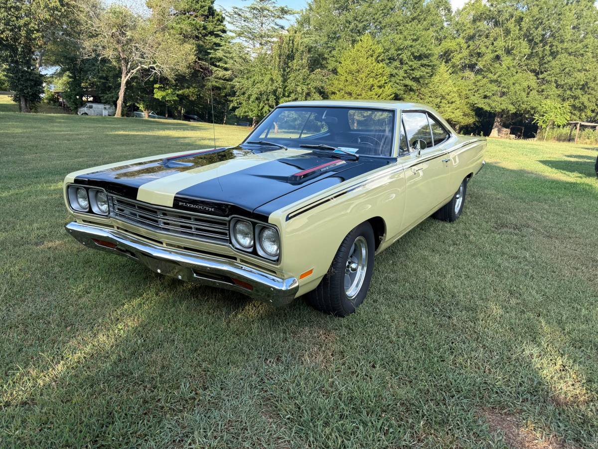 Plymouth-road-runner-1969-yellow-10