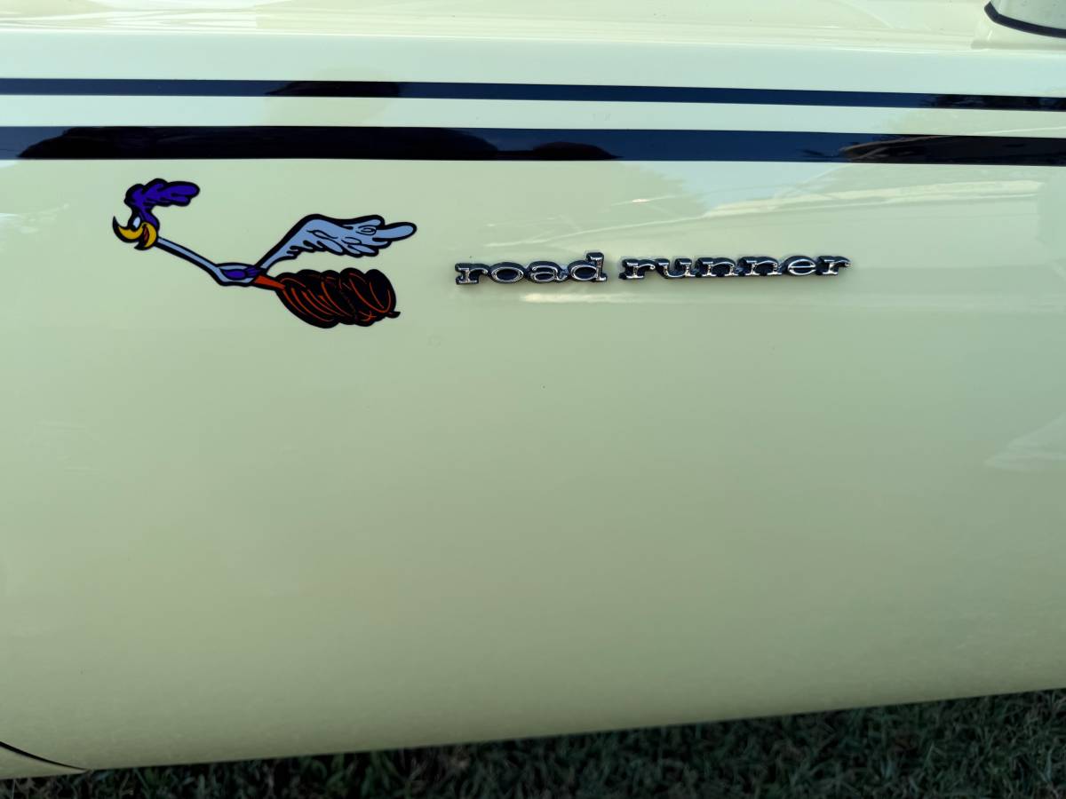 Plymouth-road-runner-1969-yellow-6