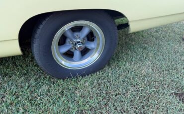 Plymouth-road-runner-1969-yellow-7