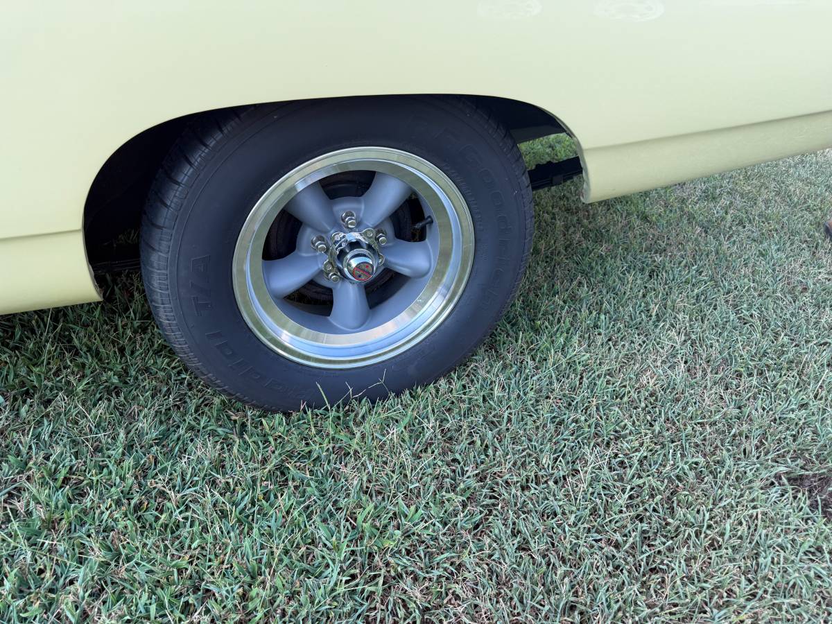 Plymouth-road-runner-1969-yellow-7