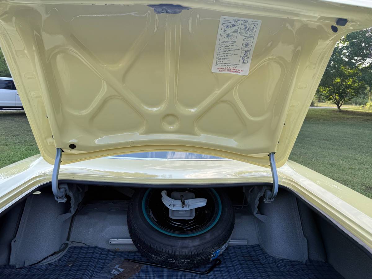 Plymouth-road-runner-1969-yellow-8