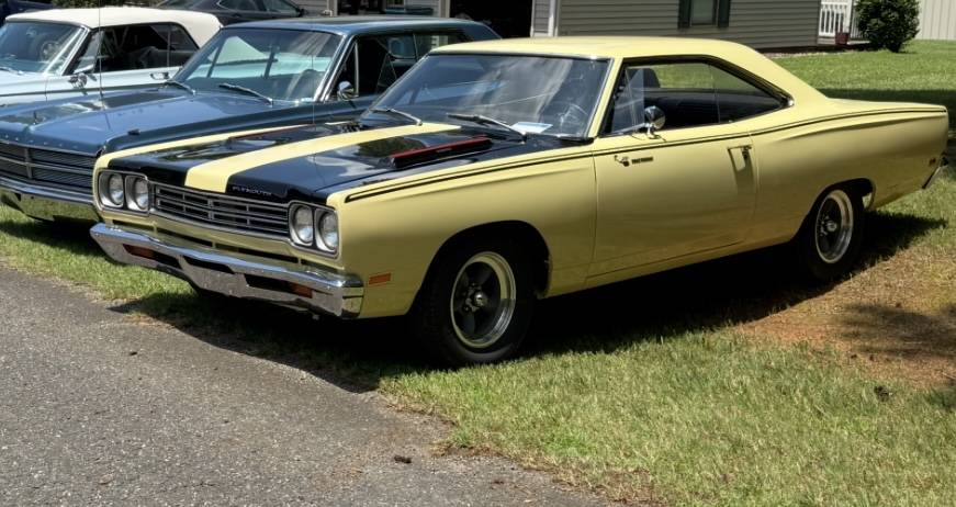 Plymouth-road-runner-1969-yellow-9
